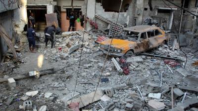 تتوغل آليات الاحتلال بشكل محدود جنوبي مدينة غزة مصحوبة بغارات استهدفت الأحياء السكنية - رويترز