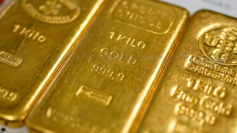 ارتفعت العقود الآجلة الأميركية للذهب بنسبة 0.4% إلى 2354.50 دولار-  غيتي