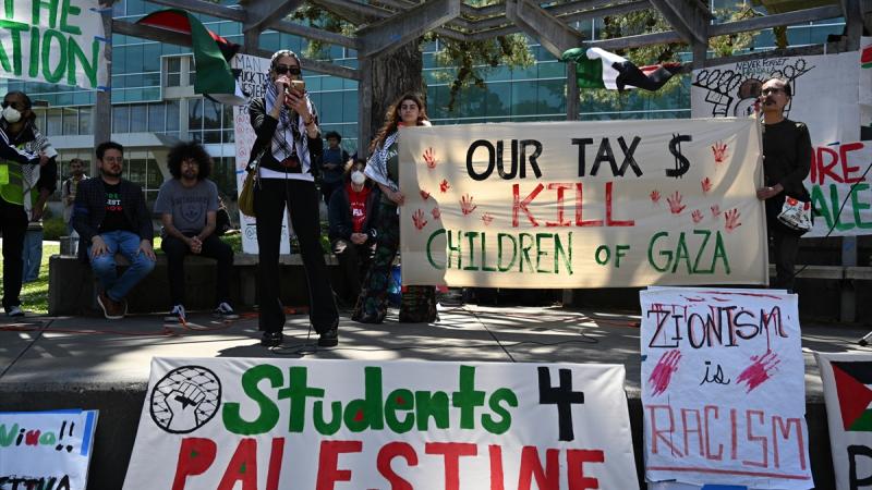 يطالب الطلاب الأميركيون جامعاتهم بقطع علاقاتها مع إسرائيل والشركات الداعمة لها