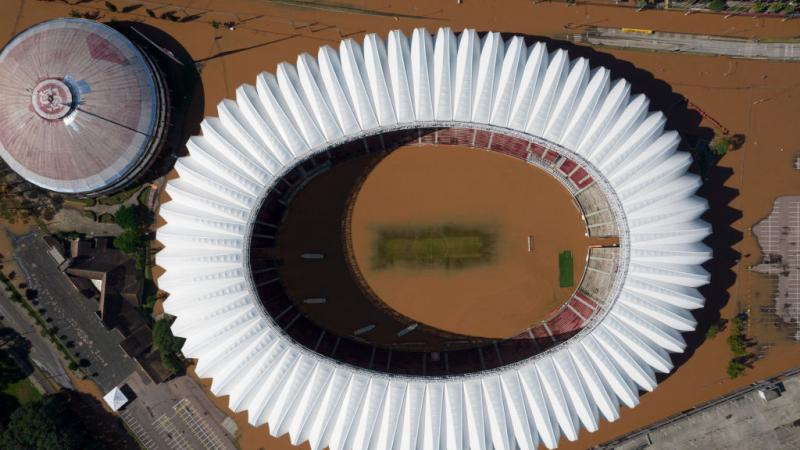تحول استاد نادي إنترناشيونال لمستنقع ضخم من المياه - غيتي