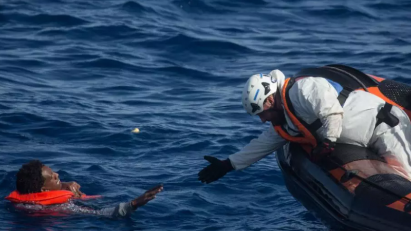 من عمليات إنقاذ سابقة لخفر السواحل الإسباني للمهاجرين (أرشيف - غيتي)