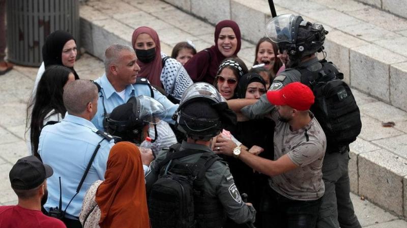 أثناء اعتداء الشرطة الإسرائيلية على المقدسيين في باب العامود