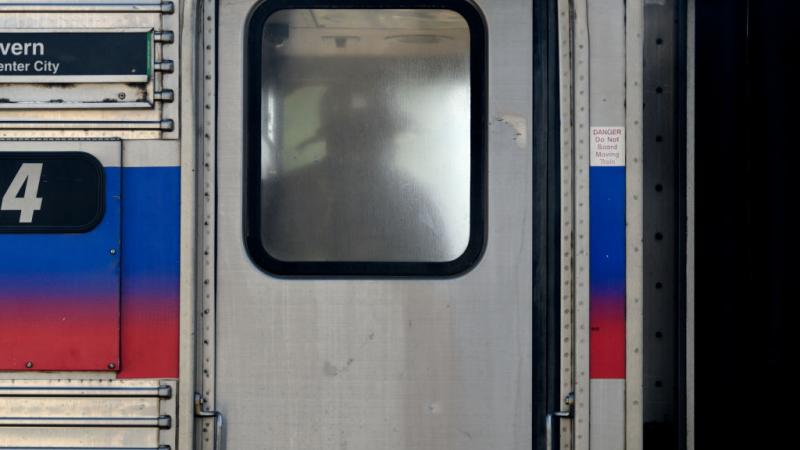 تعرّضت المرأة للاغتصاب في أحد القطارات