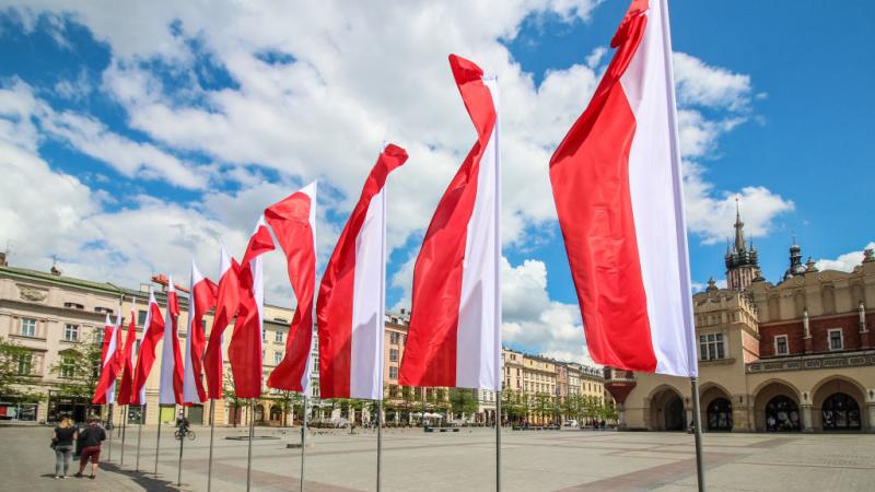 الإصلاحات التي نفذها حزب القانون والعدالة اليميني الحاكم في بولندا تمثل منذ سنوات موضع خلاف بين وارسو وبروكسل (غيتي)