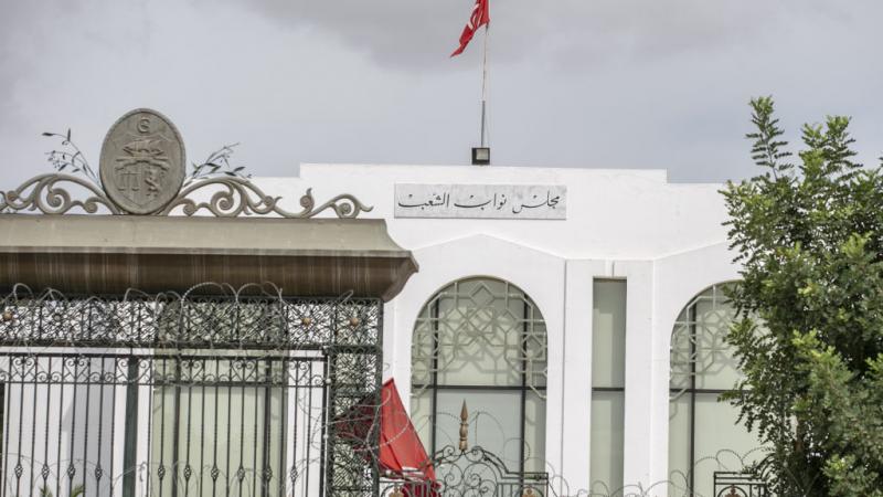 لا يزال البرلمان التونسي مجمّدًا منذ التدابير الاستثنائية للرئيس قيس سعيّد في 25 يوليو/تموز الماضي 