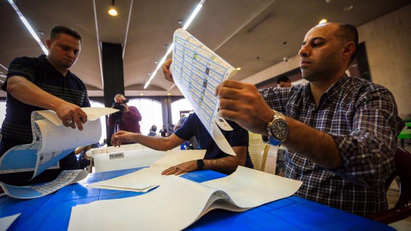 مفوضية الانتخابات تؤكد أن عملية العد والفرز ما زالت مستمرة (غيتي)