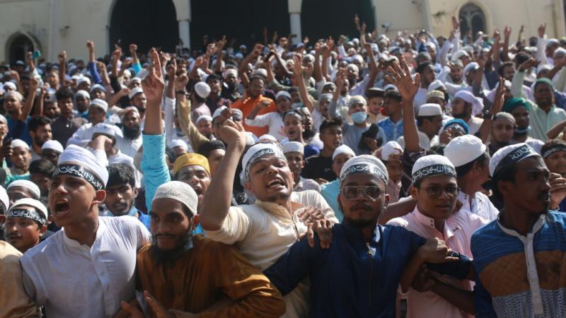 تجمع نحو 2500 مصل مسلم خارج مسجد بيت المكرم في وسط دكا مطالبين بمعاقبة كل من يعمد إلى تدنيس القرآن