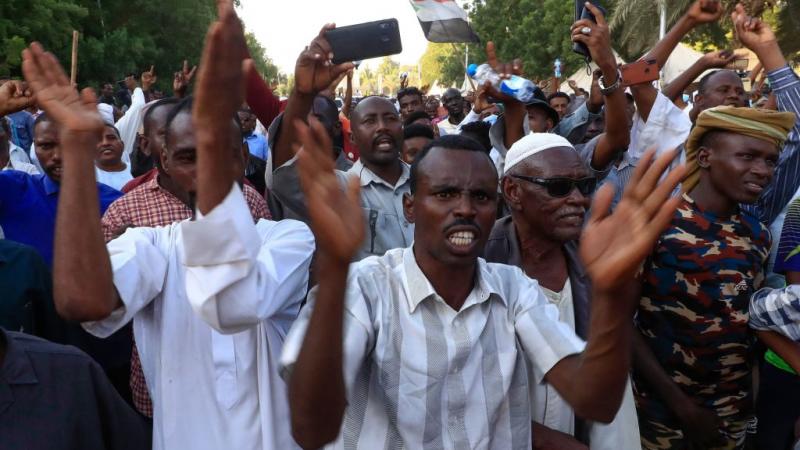 يواصل مئات السودانيين بتنظيم اعتصام مفتوح أمام القصر الرئاسي