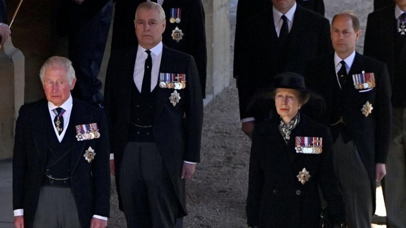 أولاد الملكة إليزابيث الثانية يتقدمهم ولي العهد الأمير تشارلز (أرشيف – غيتي)