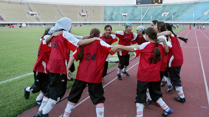 32 لاعبة من المنتخب الأفغاني لكرة القدم تقطّعت بهم السبل في أفغانستان