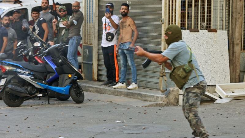 أوقعت الاشتباكات الدائرة في بيروت 6 قتلى وعشرات الجرحى