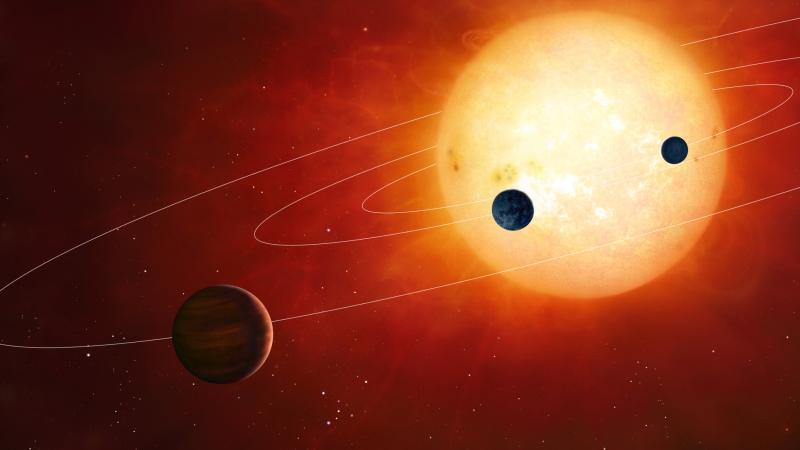 يتوقع العلماء أن تتمدّد الشمس في غضون خمسة مليارات سنة لتصبح ما يعرف بالعملاق الأحمر 