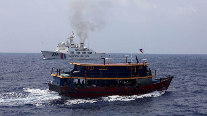 تطالب الصين بالسيادة على معظم بحر الصين الجنوبي الذي تطالب الفلبين وبروناي وماليزيا وتايوان وفيتنام وإندونيسيا بأجزاء منه