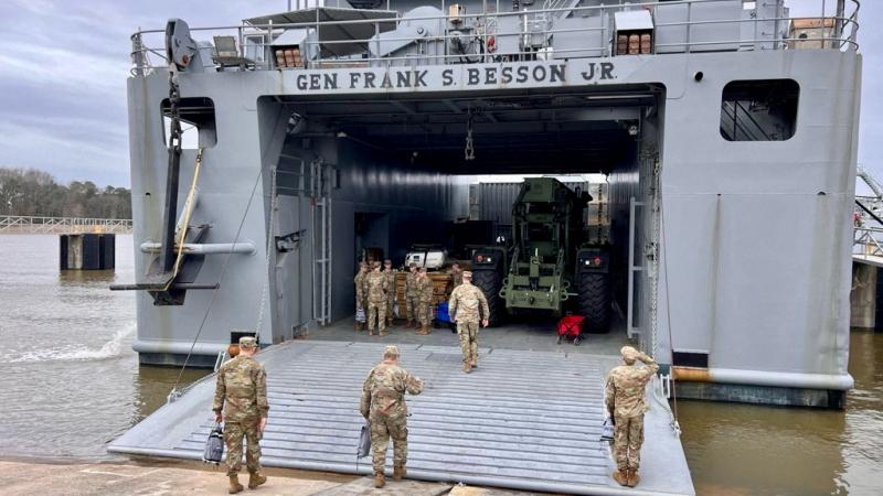 تحمل سفينة الجيش الأميركي المعدات الأولى لإنشاء رصيف مؤقت لتوصيل الإمدادات الإنسانية الحيوية إلى غزة