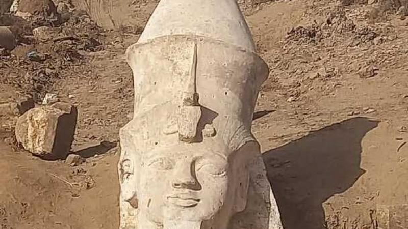 يبلغ ارتفاع الجزء المكتشف حديثَا من تمثال الملك رمسيس 3.80 مترًا