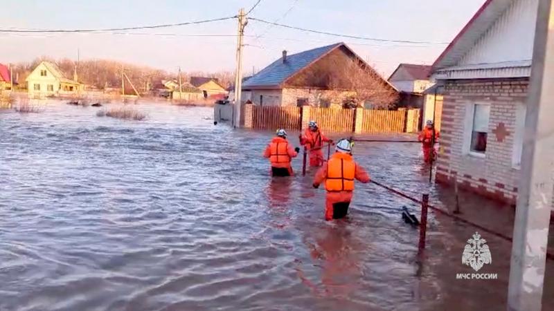 غمرت مياه الفيضانات سلسلة من المقاطعات في منطقتي سيبيريا وجبال الأورال في روسيا- رويترز