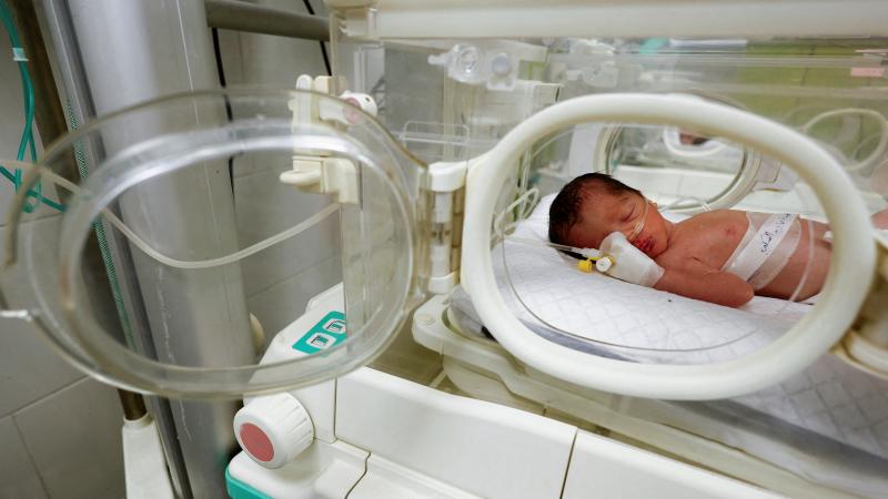  الطفلة تزن 1.4 كيلوغرام ووُلدت في عملية قيصرية طارئة وحالتها مستقرة - رويترز
