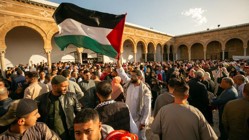 هتف مئات التونسيين شاركوا في "خرجة العيد" دعمًا لغزة قبل التوجه لصلاة عيد الفطر - الأناضول