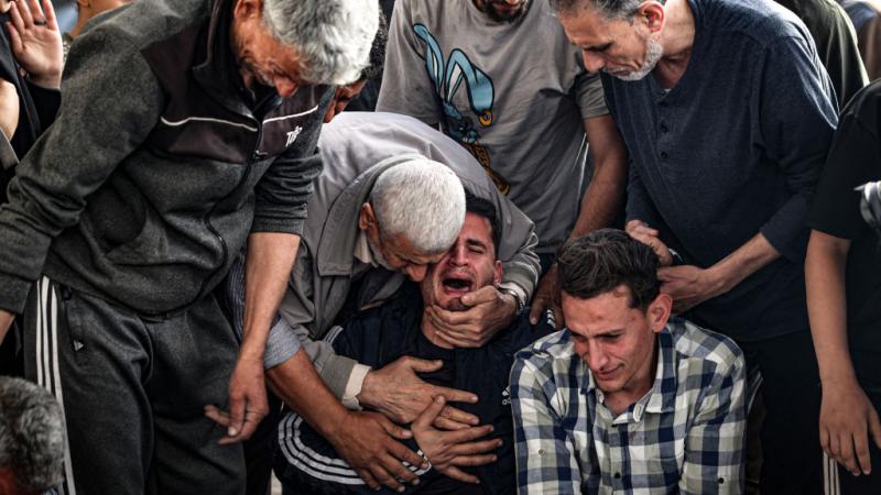 16 شهيدا بينهم 9 أطفال في غارات إسرائيلية على منازل في رفح - غيتي