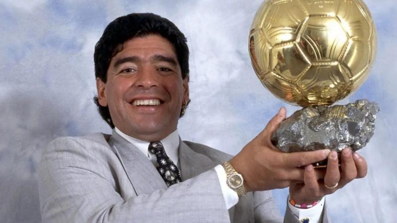 تتوقع دار أجوت للمزادات بأن تجلب كأس الكرة الذهبية التي حصل عليها مارادونا الملايين عند طرحها للبيع في 6 يونيو