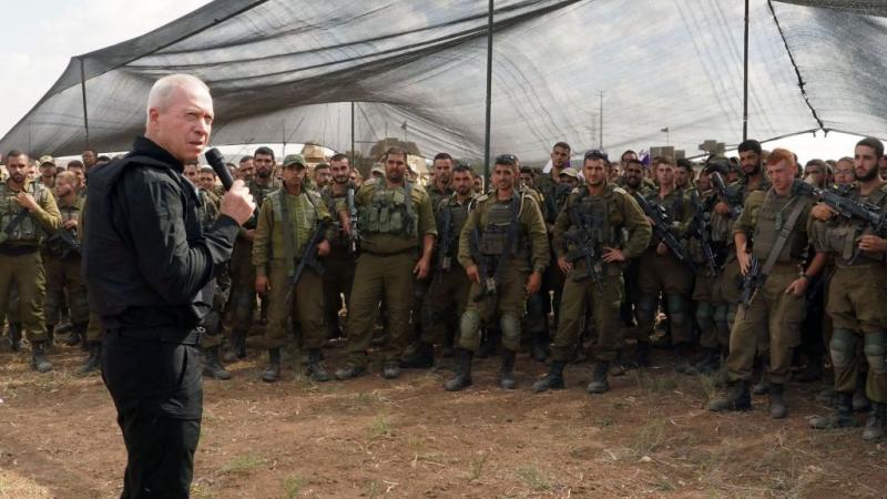 بدأ غالانت الخدمة العسكرية ضفدعًا بشريًا في البحرية قبل أن يصبح واحدًا من أبرز القادة في الجيش الإسرائيلي