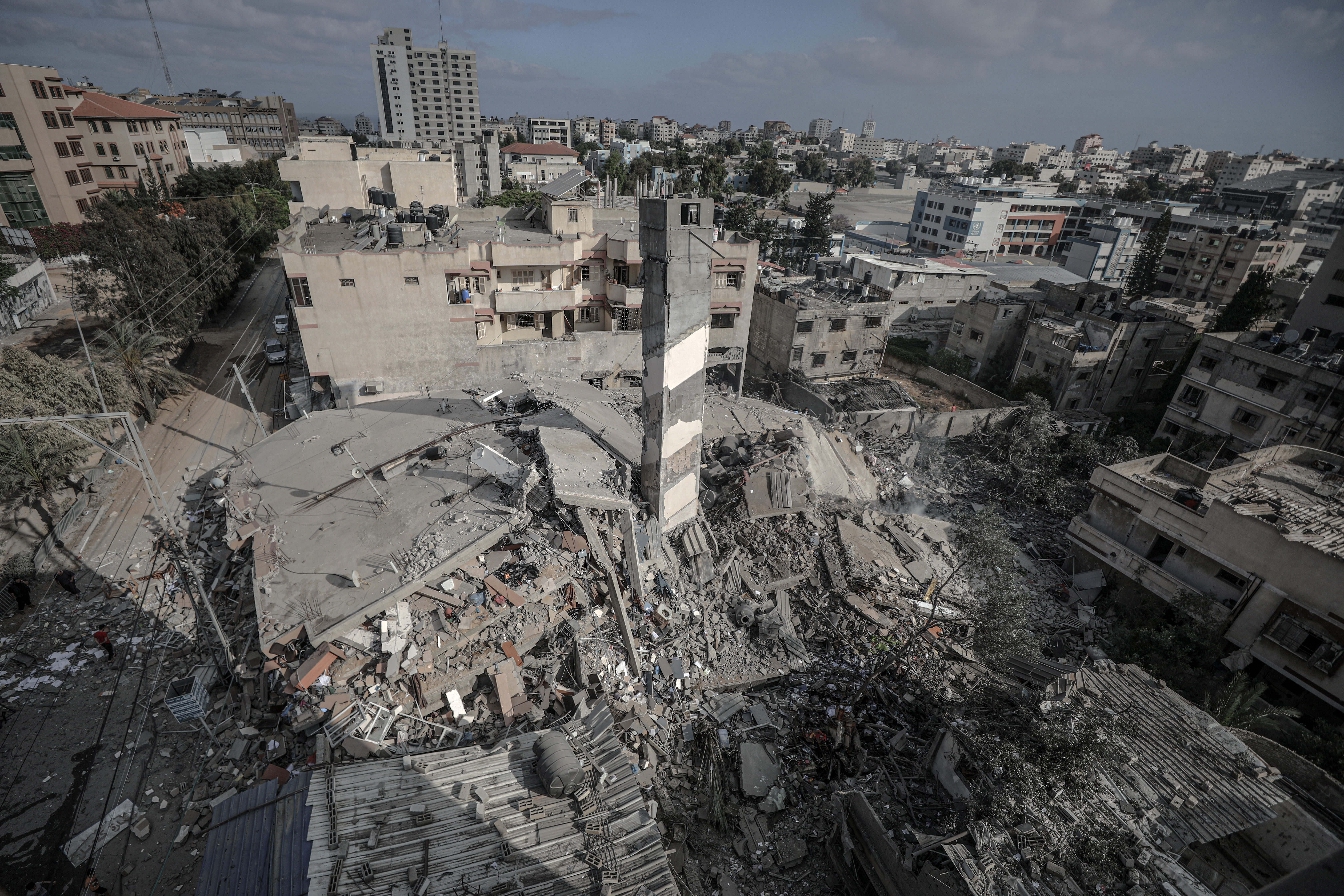 تدمير مبنى سكني في حي الرمال
