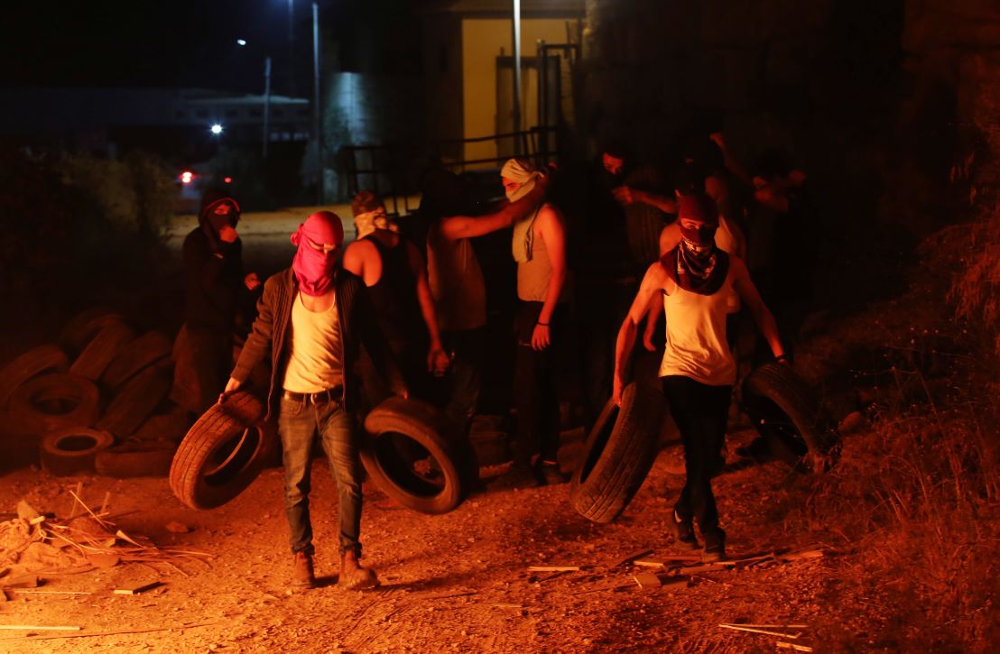 فلسطينيون يحتجون في بلدة بيتا إلى الجنوب من مدينة نابلس شمالي الضفة الغربية المحتلة