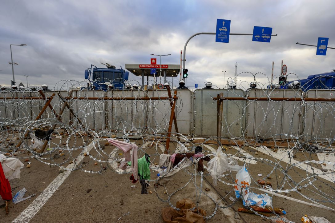 المهاجرون يغادرون المخيمات على الحدود مع بولندا