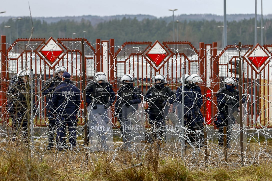المهاجرون يغادرون المخيمات على الحدود مع بولندا
