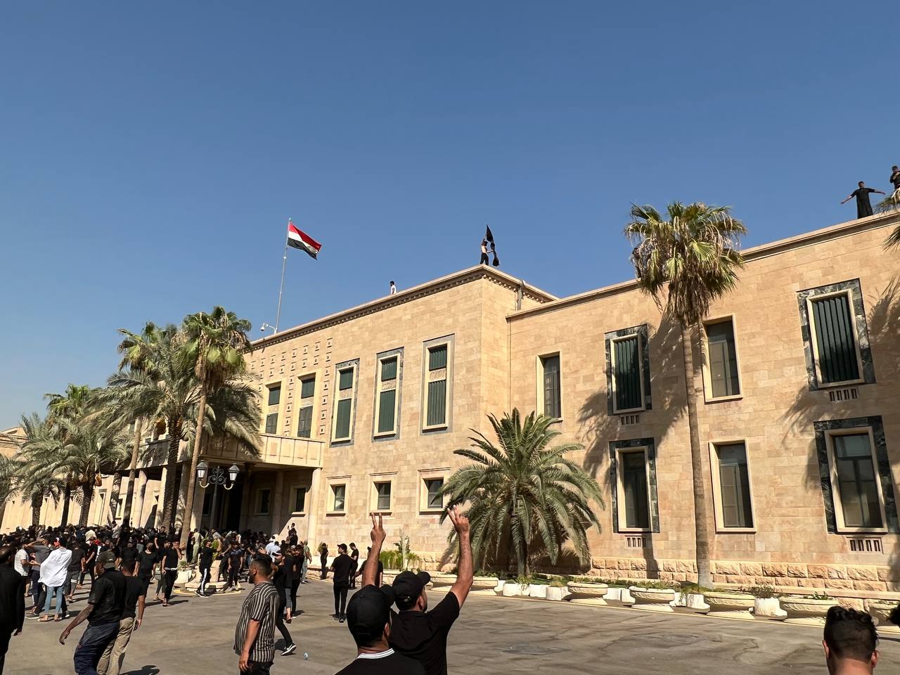 اقتحام أنصار الصدر مقر الحكومة العراقية