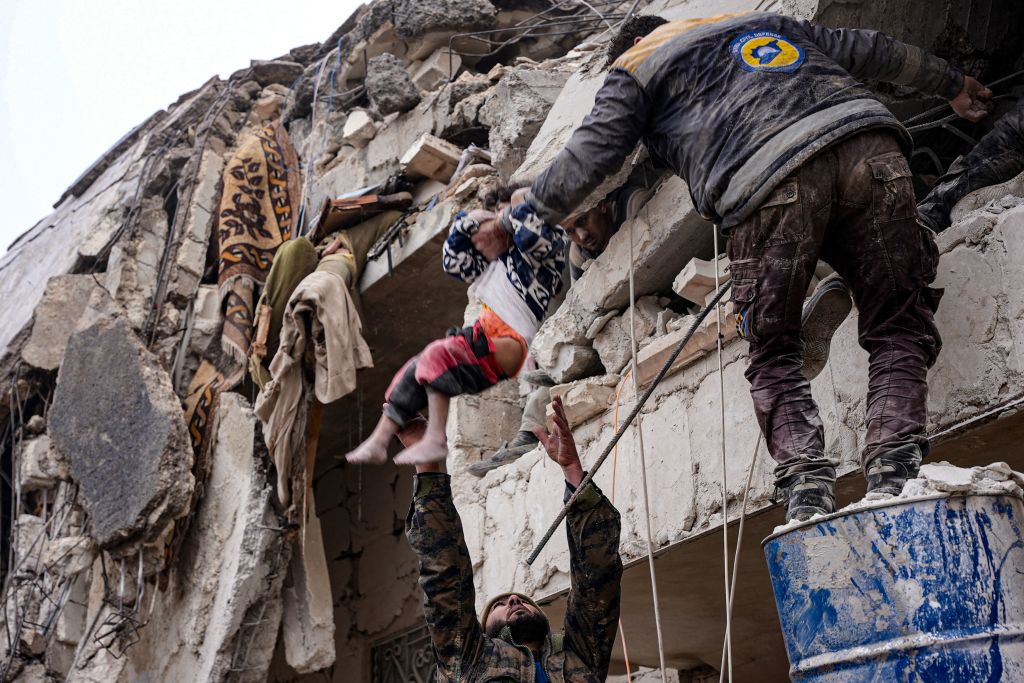 طفل يخرج من تحت الركام في إدلب