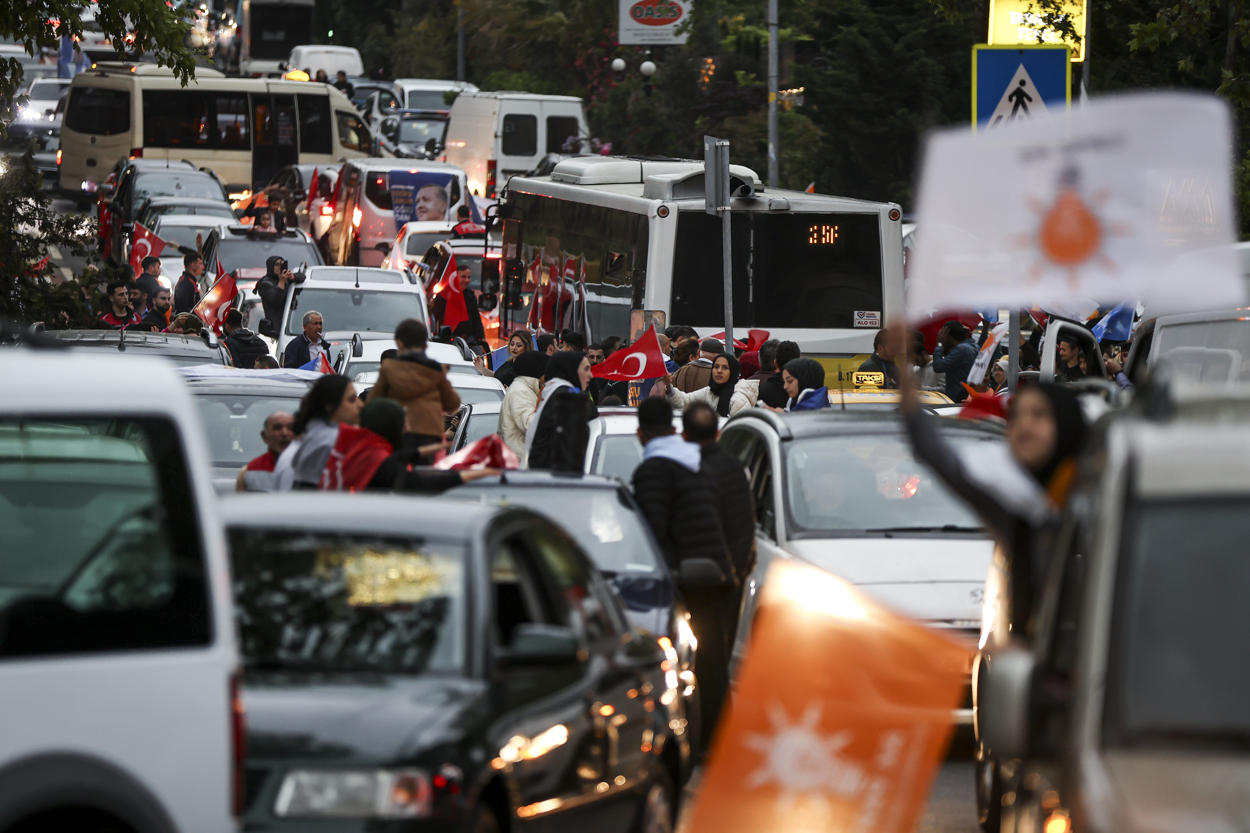 خرج أنصار أردوغان إلى الشوراع للاحتفال بالفوز بعدما أظهرت عمليات الفرز تفوقه على كليتشدار أوغلو - الأناضول
