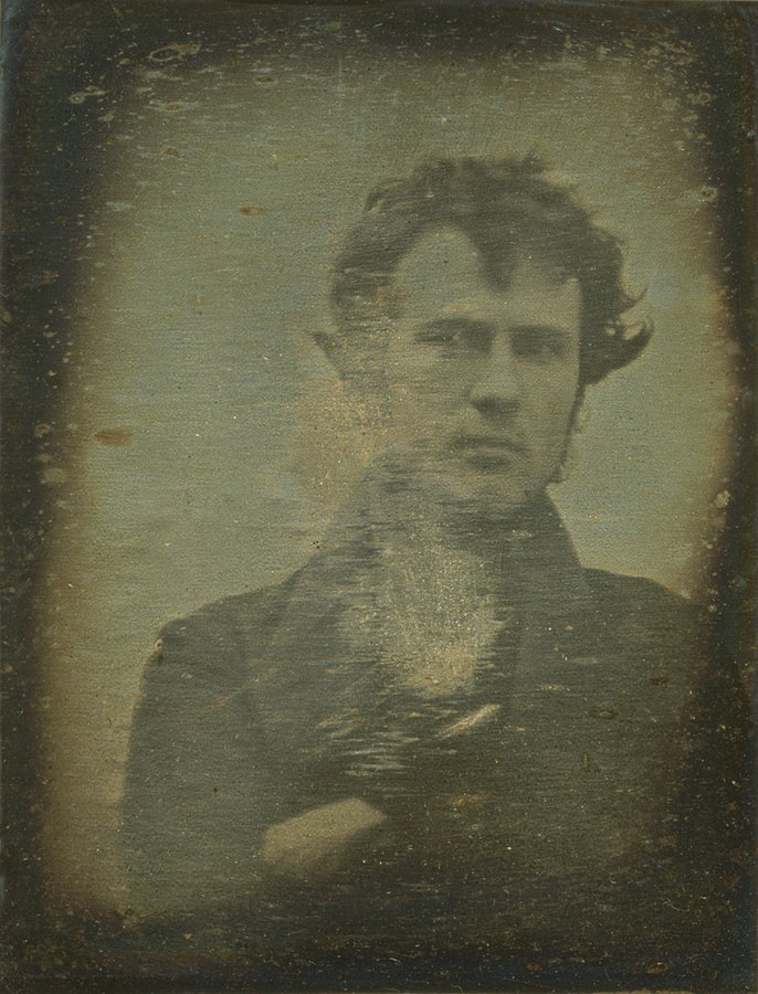 أول صورة سيلفي في العالم يظهر فيها روبرت كورنيليوس عام 1839 - المصدر (ماي مودرن ميت)