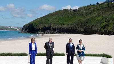 رئيس الوزراء البريطاني بوريس جونسون وزوجته يستقبلان رئيس كوريا الجنوبية مون جاي عقيلته في قمة مجموعة السبع 
