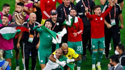 لاعبو المنتخب الجزائري يحتفلون بالفوز على تونس في نهائي كأس العرب بقطر (غيتي)