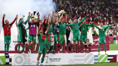 الجزائر تحصد لقبها الأول من بطولة كأس العرب على أرض إستاد "البيت" في قطر (غيتي)