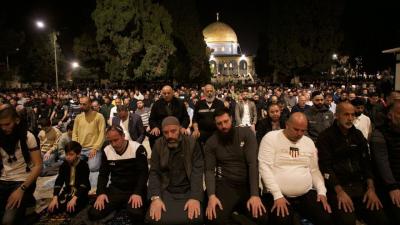 أفادت دائرة الأوقاف الإسلامية في القدس أن 120 ألف مواطن أدوا صلاتي العشاء والتراويح في المسجد الأقصى ومصلياته المسقوفة.