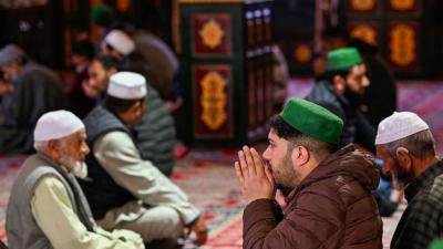 يمارس تقليد "جاند رات" أو "ليلة القمر" المسلمون في بنغلاديش والهند وباكستان - غيتي