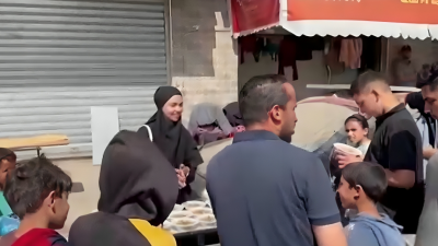 تبيع بسمة الشاويش أطباق الحمص في دير البلح حيث نزحت لدعم ما تبقى من أسرتها ماليًا