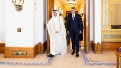 رئيس الوزراء القطري الشيخ محمد بن عبد الرحمن آل ثاني خلال استقباله رئيس الوزراء الروماني