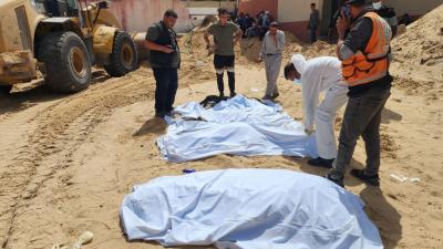 انتشال جثامين عشرات  الشهداء من مقابر جماعية في خانيونس - غيتي