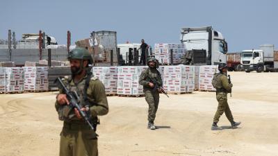 تقيّد إسرائيل تدفّق المساعدات الإنسانية إلى قطاع غزة