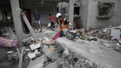 تعاني فرق الدفاع المدني في غزة من نقص في المعدات والأفراد