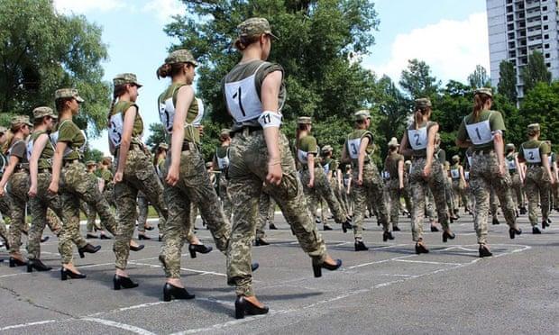 صورة نشرتها وزارة الدفاع الأوكرانية للمجندات أثناء التدريب على العرض العسكري