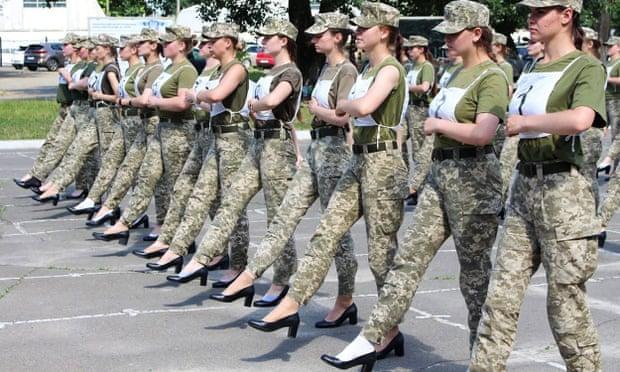 صورة نشرتها وزارة الدفاع الأوكرانية للمجندات أثناء التدريب على العرض العسكري