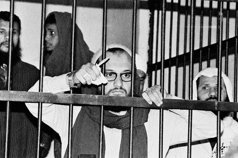 أيمن الظواهري في محكمة مصرية في عام 1982 أثناء محاكمته باغتيال الرئيس المصري أنور السادات
