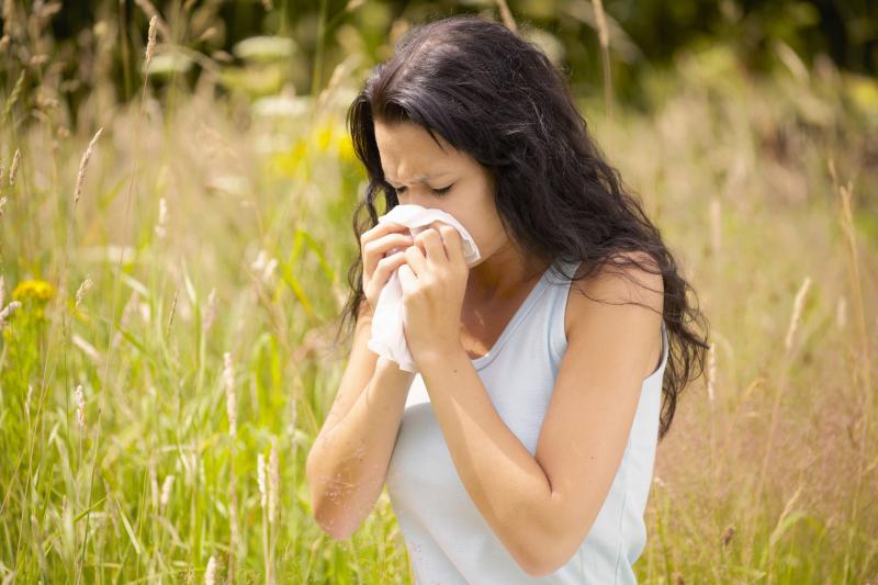 ترتبط "حمى القش" بأعراض تشمل سيلان الأنف، وحكّة العينين، والاحتقان، والعُطاس، وانسداد الأنف - غيتي