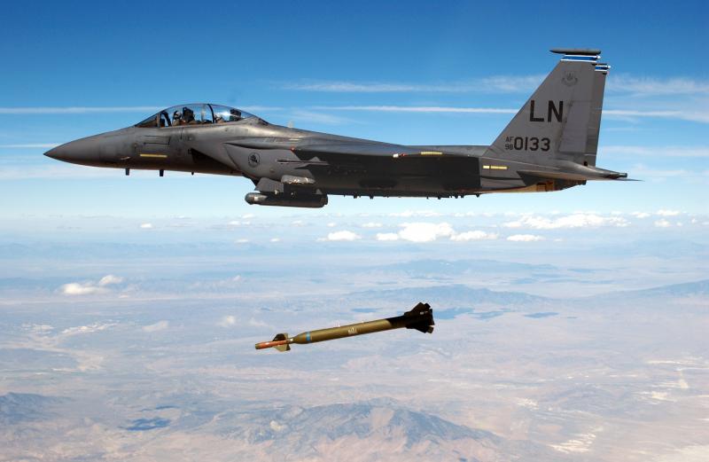 قنابل "جدام" و"بانكر باسترز".. أسلحة أميركية تغذي عدوان إسرائيل على غزة 030805-F-7709A-004