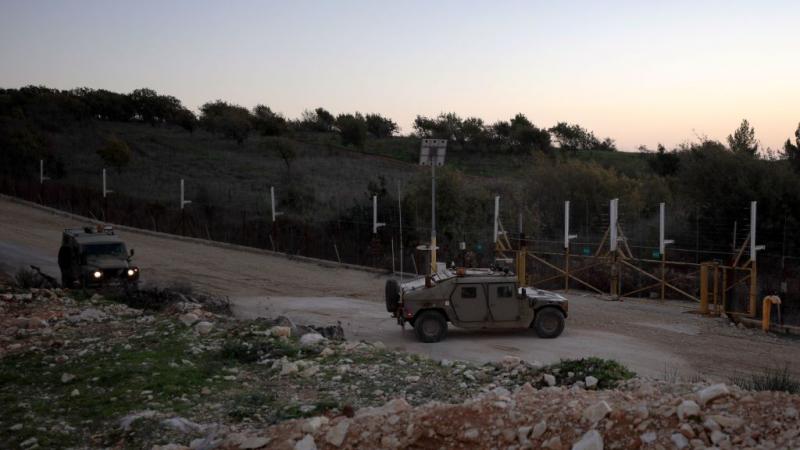 آليتان عسكريتان اسرائيليتان تقومان بدورية على الحدود اللبنانية. 