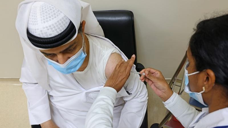 الإمارات تبدأ تجارب اللقاح الروسي لكوفيد-19 مع ارتفاع الإصابات